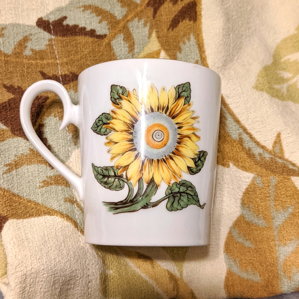 🇬🇧1970s Child's Royal Albert Hathaway small sunflower mug bone china vi